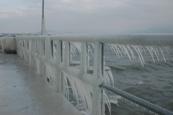 Фоторепортаж, сделанный после шторма на Женевском озере в городке Версуа 
